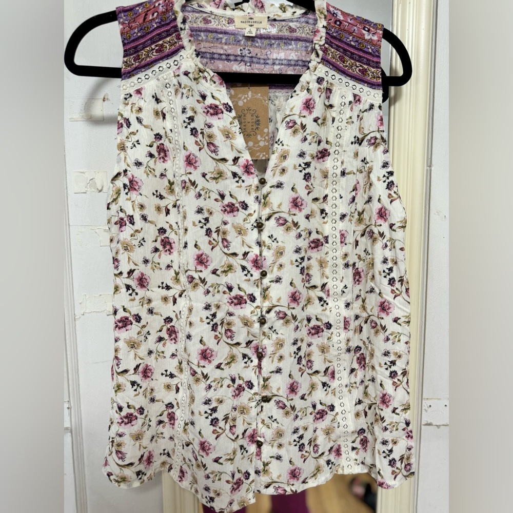 Floral and Lace sleeveless blouse